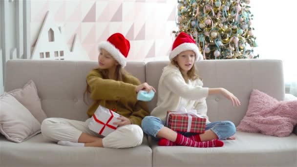 Boldog gyerekek kezében karácsonyi ajándékok — Stock videók