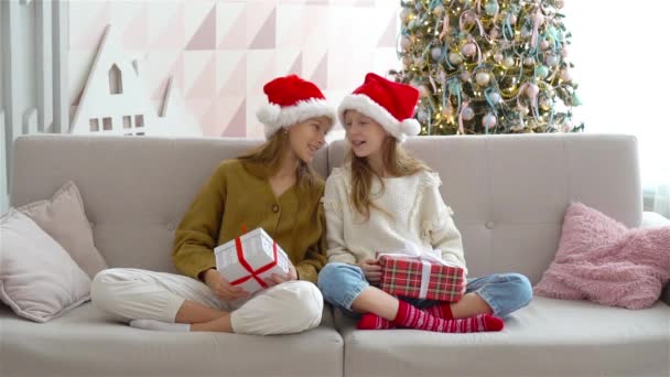Ευτυχισμένα παιδιά που κρατάνε χριστουγεννιάτικα δώρα — Αρχείο Βίντεο