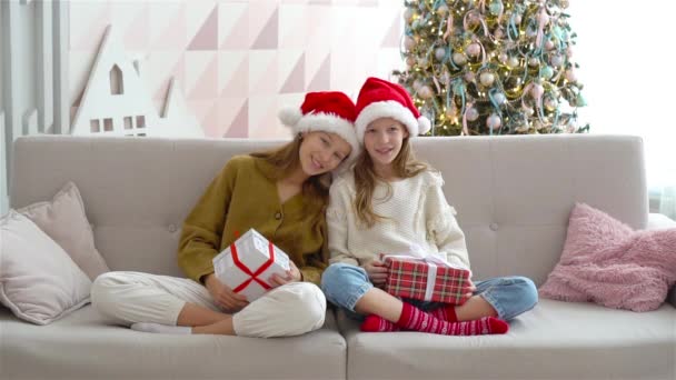 Szczęśliwe dzieci trzymające prezenty świąteczne — Wideo stockowe