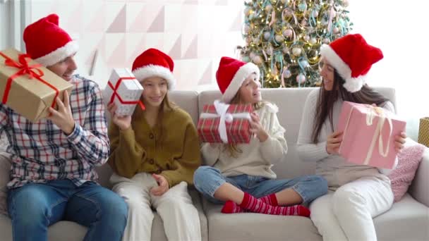 孩子们带着圣诞礼物的快乐的年轻家庭 — 图库视频影像
