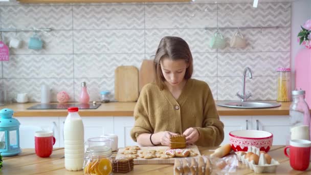 Чарівна маленька дівчинка випікає різдвяне імбирне печиво — стокове відео