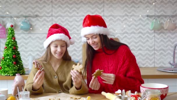 Glückliche Familienmutter und Tochter backen Plätzchen zu Weihnachten — Stockvideo