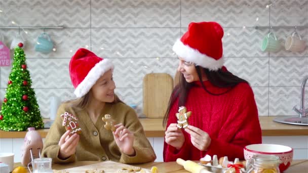 Щаслива родина мати і дочка печуть печиво на Різдво — стокове відео