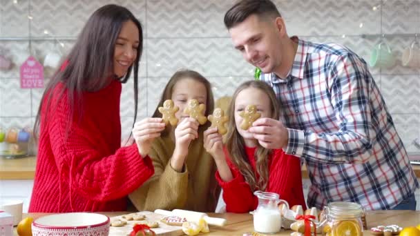 Famiglia felice cuocere i biscotti per Natale — Video Stock