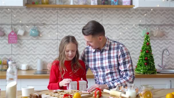 Familj till pappa och dotter på jullov — Stockvideo