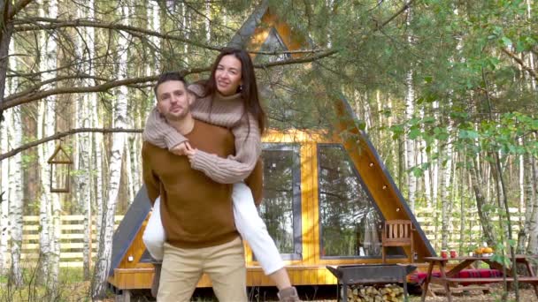 Família feliz de dois no terraço no outono — Vídeo de Stock