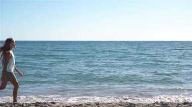 Yaz tatili boyunca sahilde sevimli küçük bir kız.