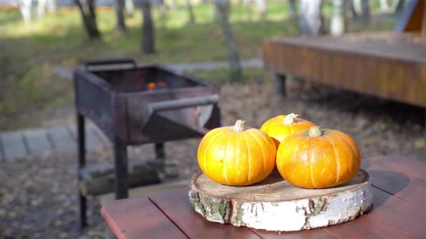 Citrouille orange et deux tasses sur une table. Heure d'automne — Video