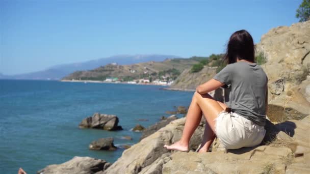 Mulher turística ao ar livre na borda da costa do penhasco — Vídeo de Stock