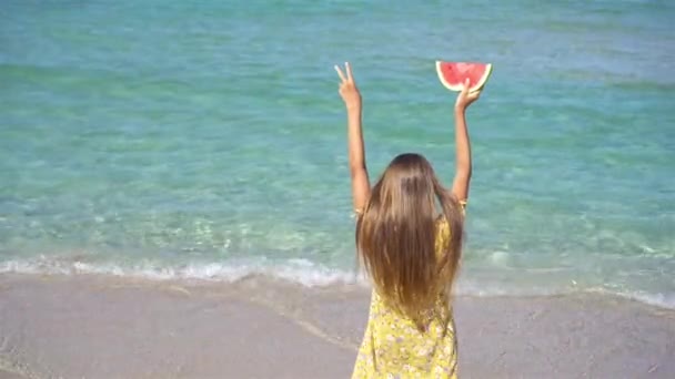 スイカと海の上の幸せな子供 — ストック動画