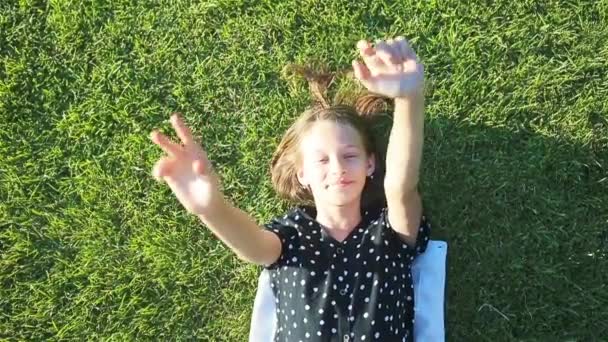 Kis mosolygós lány játszik a parkban — Stock videók
