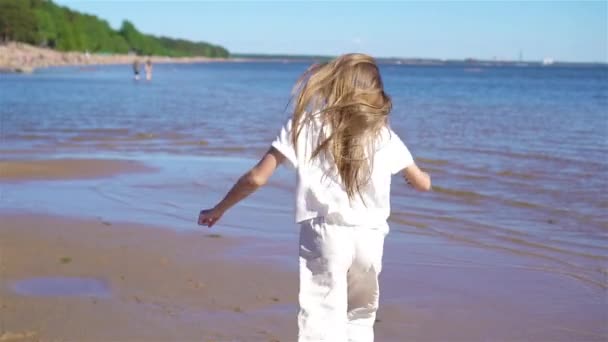 Urocza dziewczynka na plaży podczas wakacji — Wideo stockowe