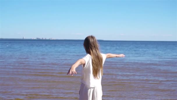 Adorabile bambina in spiaggia durante le vacanze estive — Video Stock