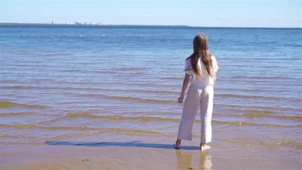 Чарівна дівчинка на пляжі під час літніх канікул — стокове відео
