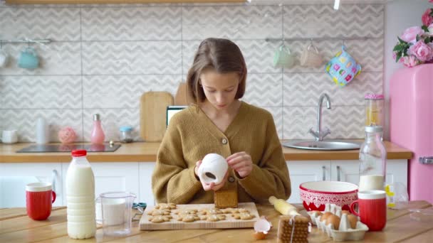 Sevimli küçük kız Noel kurabiyesi pişiriyor — Stok video