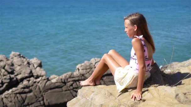 Glad kid udendørs på kanten af klippen havet – Stock-video