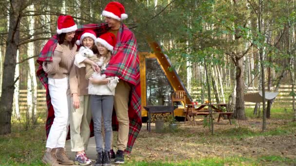 Noel günü yürüyen çocukları olan güzel bir aile. — Stok video