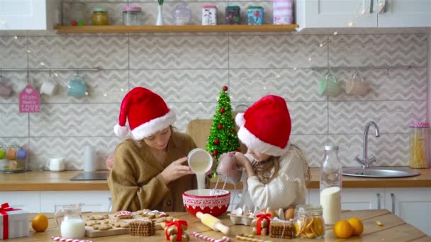Küçük kızlar süslü oturma odasındaki şöminede zencefilli kurabiye yapıyorlar.. — Stok video