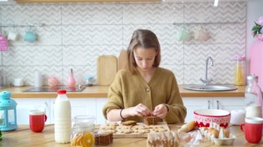 Sevimli küçük kız Noel kurabiyesi pişiriyor