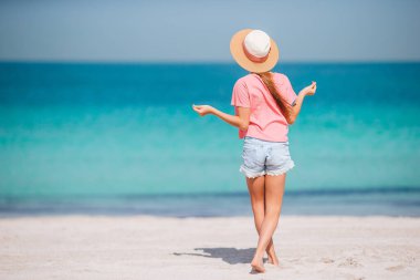 Sevimli küçük kız tatilde tropikal sahilde iyi eğlenceler.