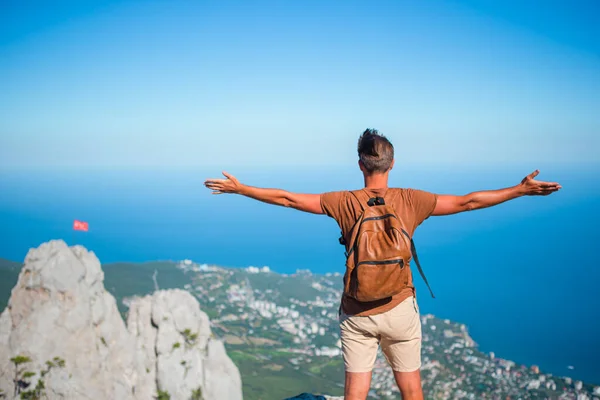 Τουριστικός άνθρωπος εξωτερική στην άκρη του βράχου παραλία — Φωτογραφία Αρχείου