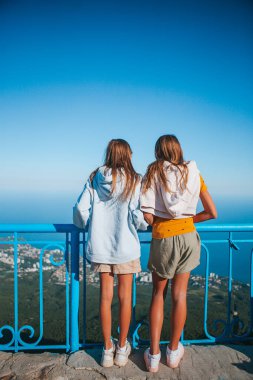 Kızlar halat köprüdeki uçurumdan geçiyorlar..