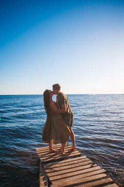 Yaz tatilinde beyaz sahilde genç bir çift.