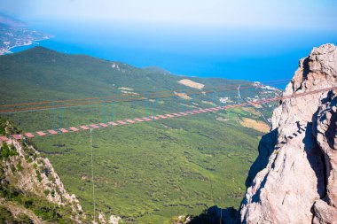 Dağlardaki asma köprü