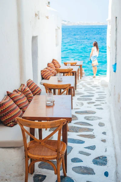 Panchine con cuscini in un tipico caffè greco all'aperto a Mykonos con splendida vista sul mare sulle isole Cicladi — Foto Stock