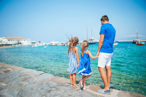 Aile Mykonos adasında eğleniyor. — Stok fotoğraf