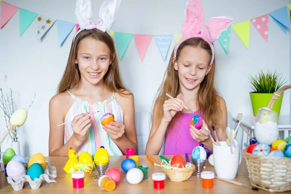 Frohe Ostern. Schöne kleine Kinder mit Hasenohren am Ostertag. — Stockfoto