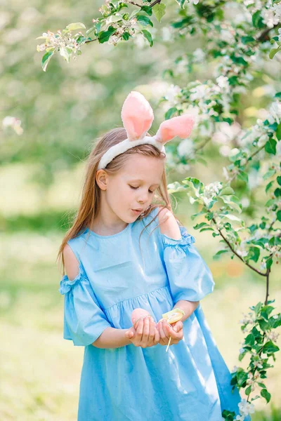 Adorável menina no jardim de maçã florescendo no belo dia de primavera — Fotografia de Stock
