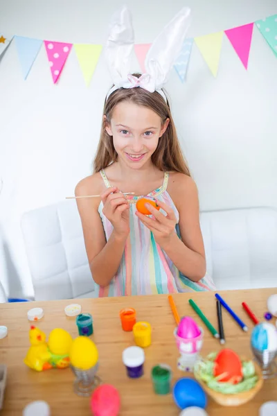 Glad påsk. Vacker liten unge bär kaninöron på påskdagen. — Stockfoto