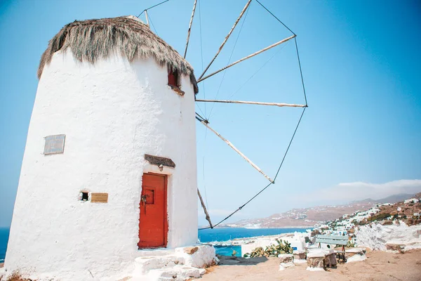 Oude traditionele windmolens boven de stad Mykonos. — Stockfoto