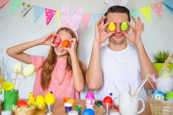 Babası ve küçük kızı yumurta boyuyor. Mutlu aile Paskalya için hazırlanıyor.. — Stok fotoğraf
