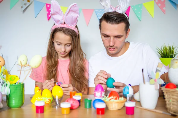 Far och hans dotter målar ägg. Lycklig familj förbereder sig för påsk. — Stockfoto