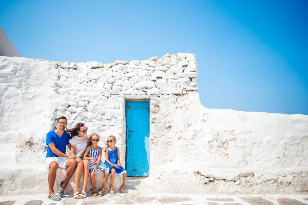 Rodzice i dzieci na ulicy typowej greckiej wioski tradycyjnej na wyspie Mykonos, w Grecji — Zdjęcie stockowe