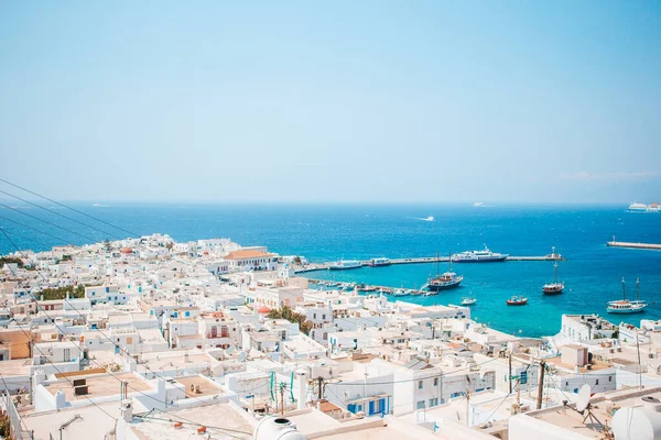 Blick auf ein traditionelles griechisches Dorf mit weißen Häusern auf Mykonos, Griechenland, — Stockfoto