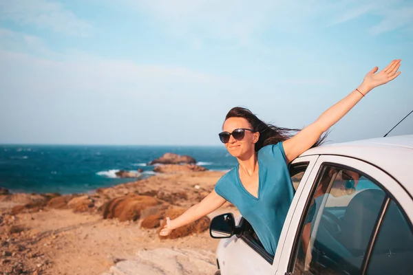 Jonge vrouw op vakantie reizen met de auto. — Stockfoto