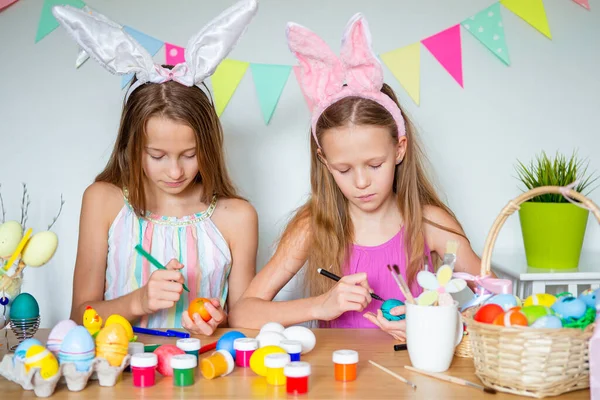 Frohe Ostern. Schöne kleine Kinder mit Hasenohren am Ostertag. — Stockfoto