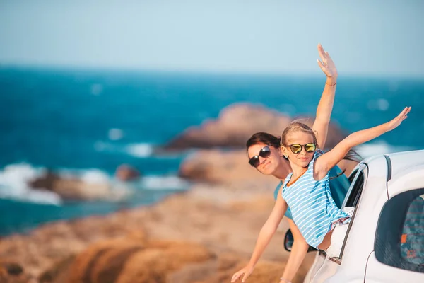 Famiglia in vacanza viaggia in auto. Vacanza estiva e concetto di viaggio in auto — Foto Stock