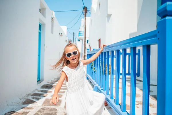 Adorable niña en la vieja calle del típico pueblo tradicional griego — Foto de Stock