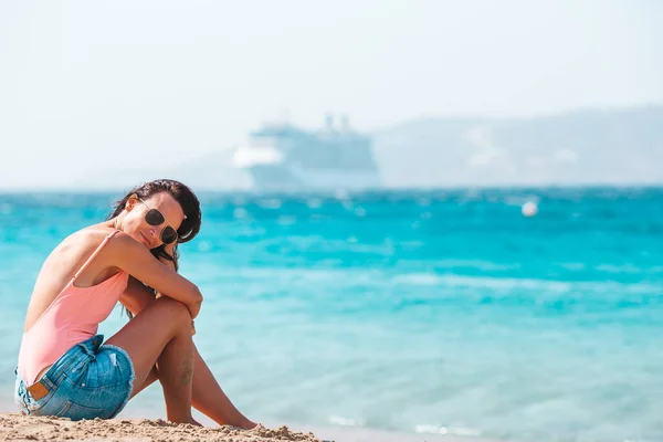 Giovane bella donna sulla spiaggia durante le vacanze estive tropicali — Foto Stock