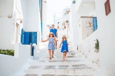 Aile Mykonos adasında eğleniyor.