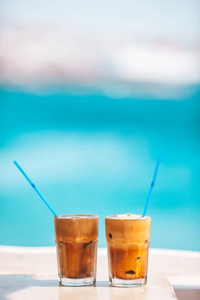 Caffè latte su tavolo in legno con fondo mare — Foto Stock