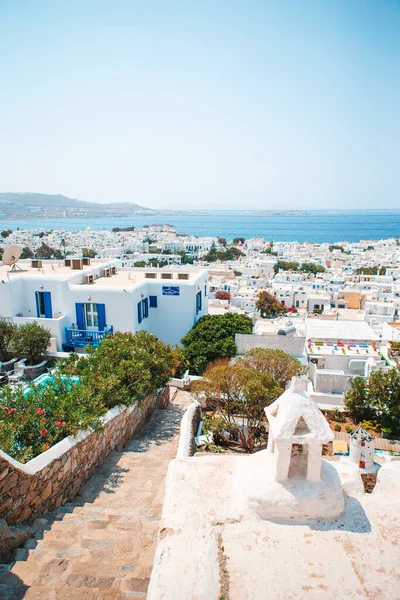 Hermoso edificio de arquitectura exterior con estilo cicládico en Grecia —  Fotos de Stock