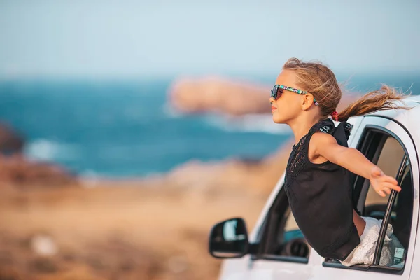 Famiglia in vacanza. Vacanza estiva e concetto di viaggio in auto — Foto Stock