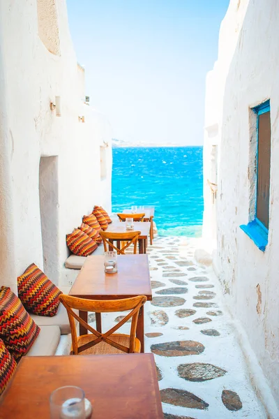 Típico bar griego en Mykonos ciudad con vistas al mar, Islas Cícladas, Grecia — Foto de Stock