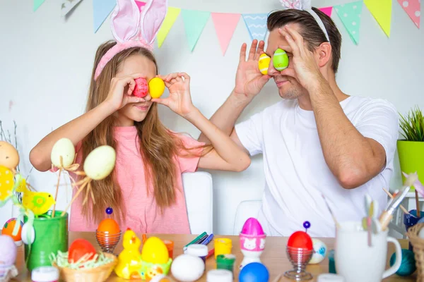 Far och hans dotter målar ägg. Lycklig familj förbereder sig för påsk. — Stockfoto