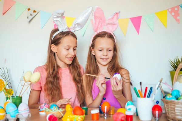 Szczęśliwego Wielkanocy. Piękne małe dzieci noszące królicze uszy w Wielkanoc. — Zdjęcie stockowe
